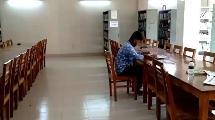 ডিজিটাল যুগে গ্রন্থাগার থেকে দূরে সরে যাচ্ছে তরুণ প্রজন্ম